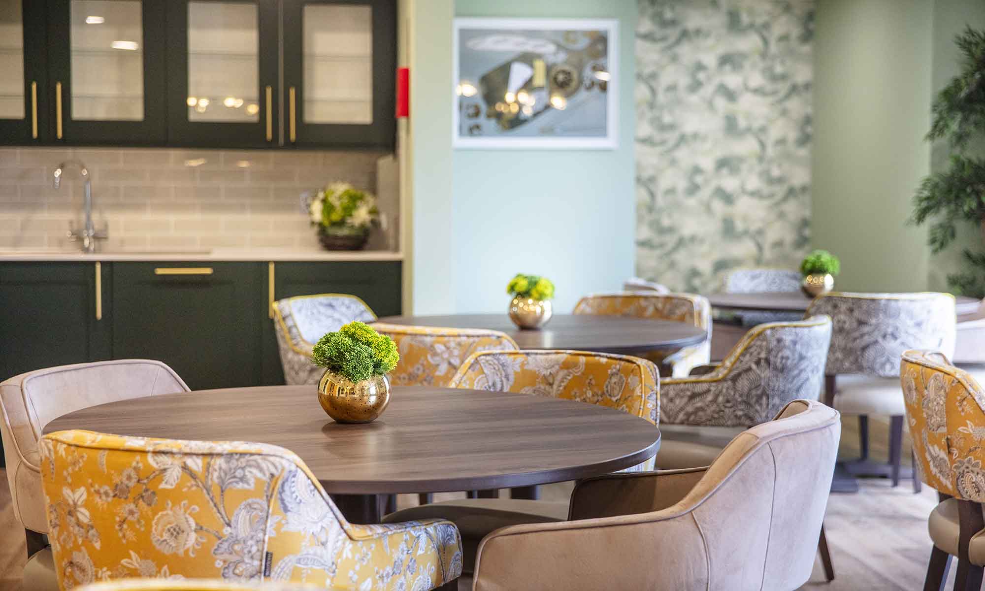 Dining room with tables and chairs